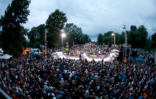 Cartaz do evento. JundgendPark lotado.