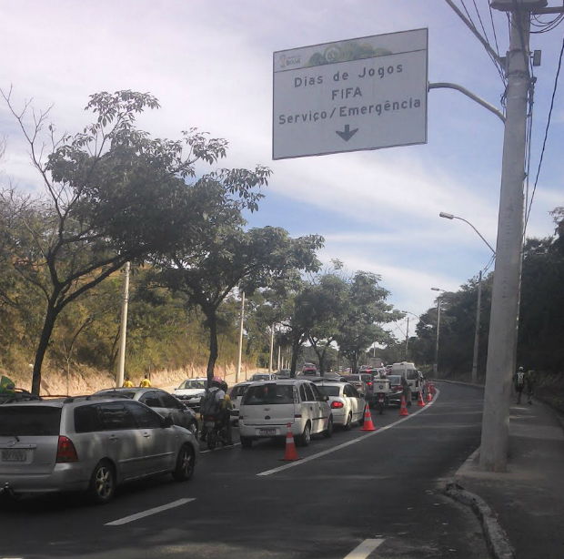 Avenida Carlos Luz com faixa exclusiva para ônibus e veículos credenciados Avenida Carlos Luz com faixa exclusiva para ônibus e veículos credenciados
