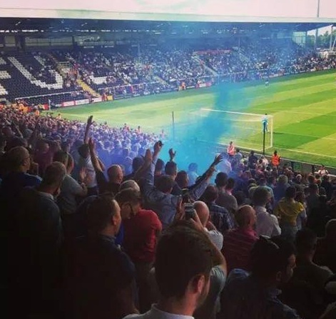 Fãs dos Lions soltam a fumaça azul, proibida na Inglaterra, durante o jogo