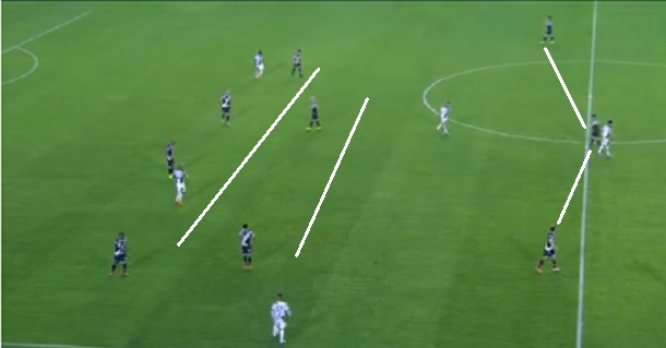 Flagrante do Vasco no 4-2-3-1 final em fase defensiva após as substituições. Ganha força na frente, mas sobrecarrega os volantes.