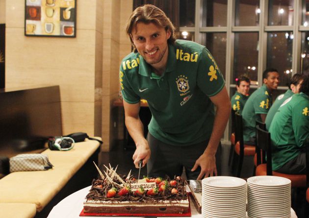 Palmeirense Henrique celebra aniversário de 27 anos no hotel da seleção Palmeirense Henrique celebra aniversário de 27 anos no hotel da seleção