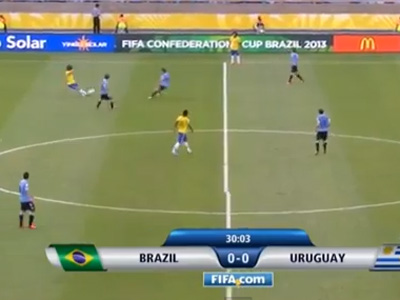 ... até que David Luiz lança a partir do próprio campo de defesa... ... até que David Luiz lança a partir do próprio campo de defesa...