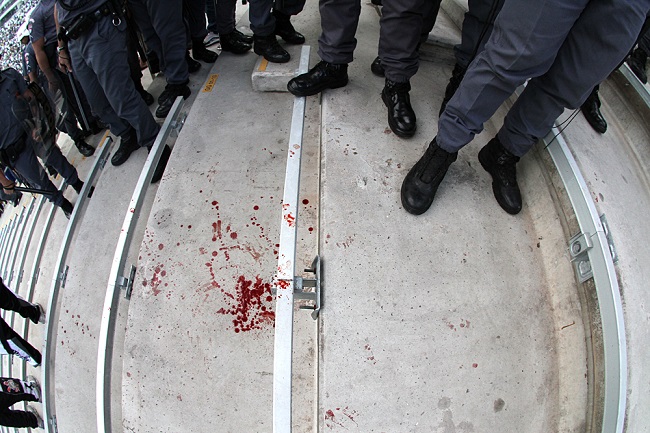 Manchas de sangue próximas a policiais em arquibancada do Pacaembu, em São Paulo Manchas de sangue próximas a policiais em arquibancada do Pacaembu, em São Paulo