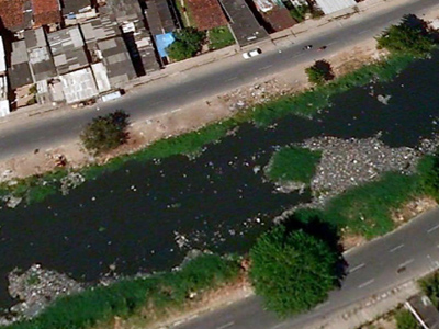 Detalhe do Canal do Arruda, vizinho ao estádio: detritos acumulados próximos à margem