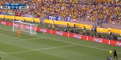 ... apenas a observa sair pela linha de fundo: mais uma bola ... apenas a observa sair pela linha de fundo: mais uma bola
