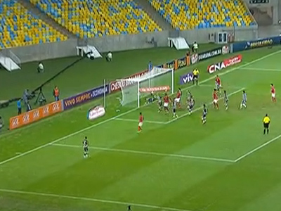 A confusão se estabelece na área do Botafogo pois permitiram a Ígor fazer o leve desvio na pelota... A confusão se estabelece na área do Botafogo pois permitiram a Ígor fazer o leve desvio na pelota...