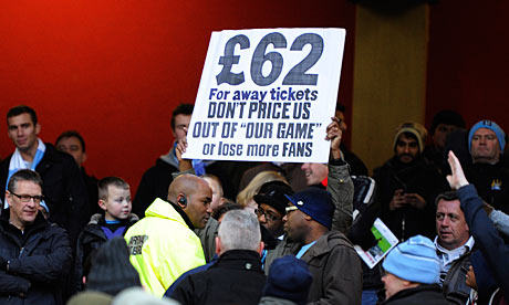 Torcedores do Manchester City protestam contra os ingressos cobrados pelo Arsenal em jogo entre os dois times