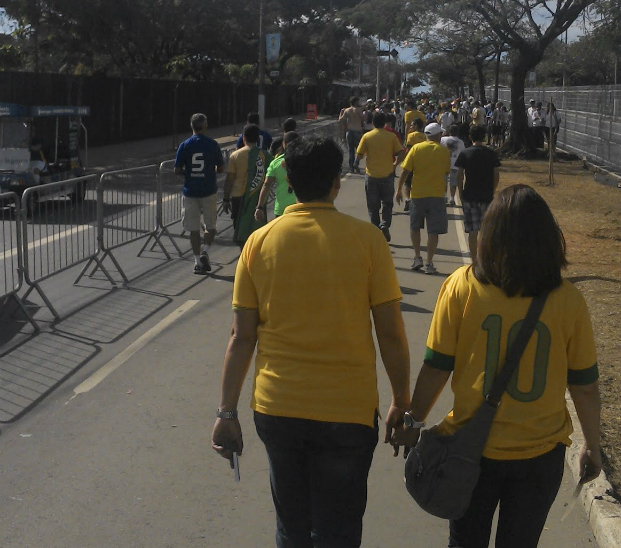 Torcedores caminham em direção ao estádio Torcedores caminham em direção ao estádio