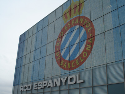 O escudo do Espanyol, que ostenta a coroa sobre ele: com Real no nome O escudo do Espanyol, que ostenta a coroa sobre ele: com Real no nome