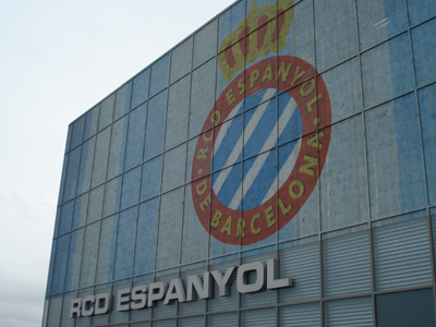 O escudo do Espanyol, que ostenta a coroa sobre ele: com Real no nome