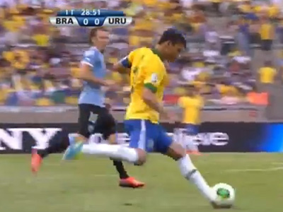 ...ela chega a Thiago Silva, que arrisca um lançamento mais longo... ...ela chega a Thiago Silva, que arrisca um lançamento mais longo...