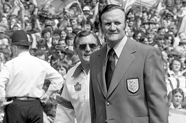 Don Revie no comando da seleção da Inglaterra: cercado de expectativa, ele fracassou nos objetivos