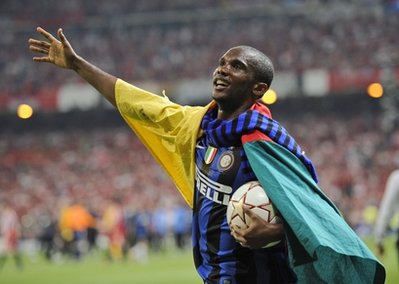 O camaronês Eto'o celebra o título europeu ganho pela Inter em 2010 O camaronês Eto'o celebra o título europeu ganho pela Inter em 2010