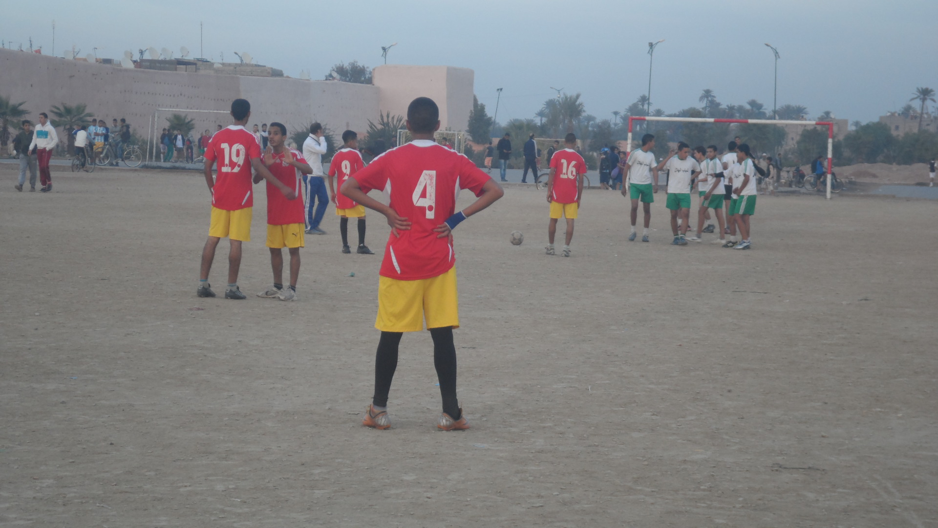 Meninos jogam bola no fim da tarde em Marrakech