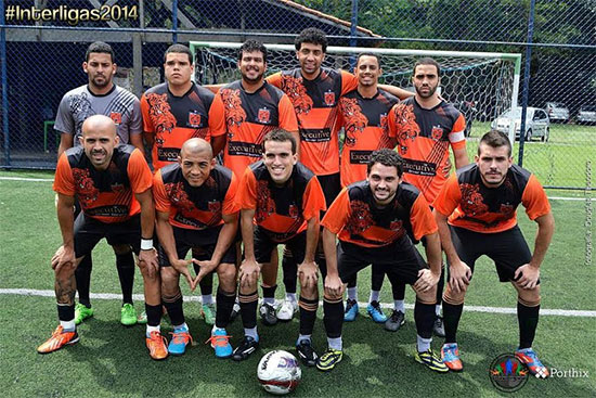 José Aldo participa de várias peladas no RJ e, na foto, repete o gesto que ficou famoso com Neymar e Ronaldinho