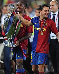 Samuel Eto'o comemora a Champions pelo Barcelona com Xavi em 2009