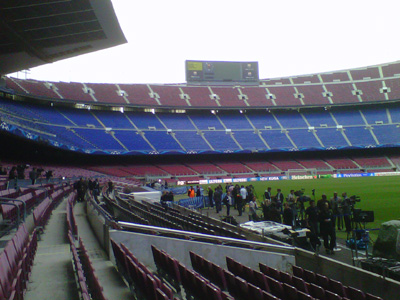 Camp Nou fica próximo a estações de metrô: caminhada de 10 minutos Camp Nou fica próximo a estações de metrô: caminhada de 10 minutos