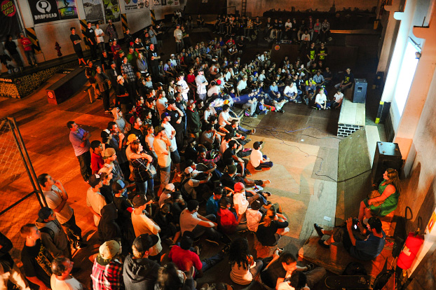 DropDead Skatepark tomada de skatistas atentos no telão DropDead Skatepark tomada de skatistas atentos no telão