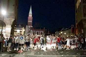 Torcedores ingleses festejam vitória da seleção nas ruas da Alemanha em 2006 Torcedores ingleses festejam vitória da seleção nas ruas da Alemanha em 2006