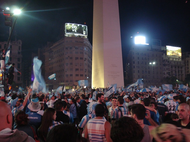 Hinchas do Racing tomam conta do Obelisco na Avenida 9 de Julho em Buenos Aires
