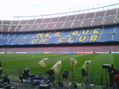 Barcelona, mais que um clube. Camp Nou, mais que um estádio Barcelona, mais que um clube. Camp Nou, mais que um estádio