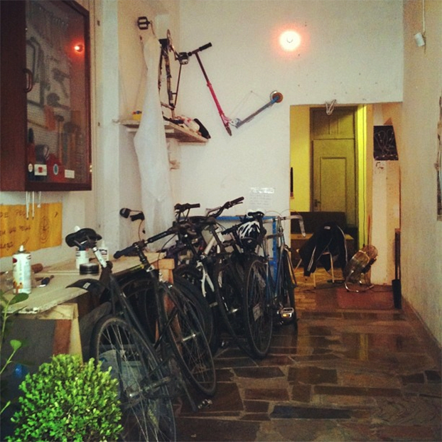Oficina Coletiva de Bicicletas, Triciclo, localizada na Casa Nuvem. Oficina Coletiva de Bicicletas, Triciclo, localizada na Casa Nuvem.