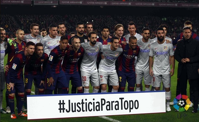 Jogadores do Atlético de Madrid e do Barcelona com o cartaz pedindo justiça para o jornalista