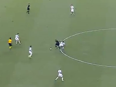 Deivid é pressionado no campo de defesa do Coritiba. Perde a bola e sai um dos gols do Fluminense