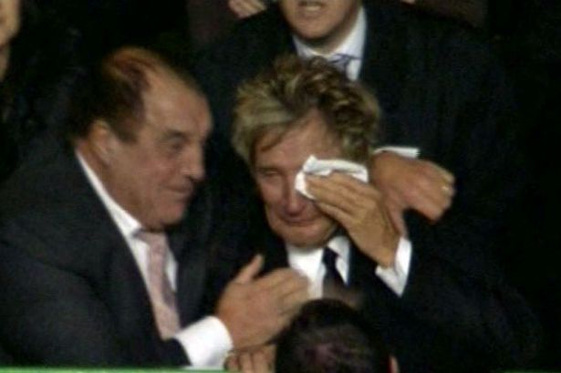 Rod Stewart chora de emoção com a vitória do seu Celtic sobre o Barcelona em 2012: torcedor