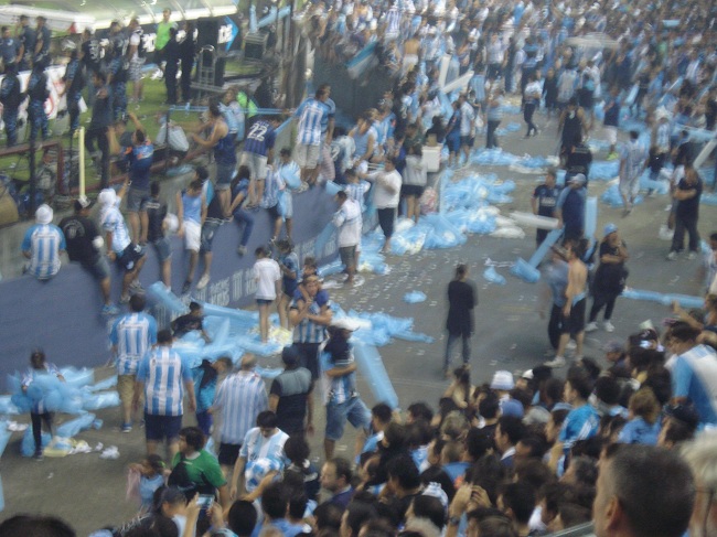Pais com filhos pequenos no setor popular do Cilindro, semelhante à extinta geral do Maracanã