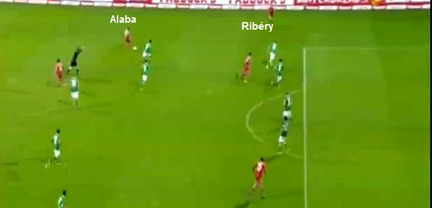 Flagrante de Alaba apoiando por dentro para criar vantagem numérica no meio e Ribéry aberto espaçando a marcação pela esquerda, ambos com liberdade. Flagrante de Alaba apoiando por dentro para criar vantagem numérica no meio e Ribéry aberto espaçando a marcação pela esquerda, ambos com liberdade.