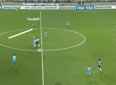 Flagrante do pivô de Jô para a entrada em diagonal de Tardelli no primeiro gol sobre o Arsenal no Independência Flagrante do pivô de Jô para a entrada em diagonal de Tardelli no primeiro gol sobre o Arsenal no Independência