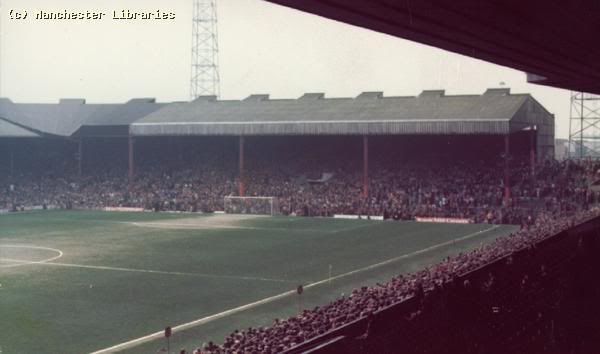 The Stretford End, uma das arquibancadas de Old Trafford, era assim em 1975 The Stretford End, uma das arquibancadas de Old Trafford, era assim em 1975