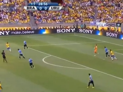 ...e a bola chega facilmente às mãos do goleiro Muslera, do Uruguai ...e a bola chega facilmente às mãos do goleiro Muslera, do Uruguai