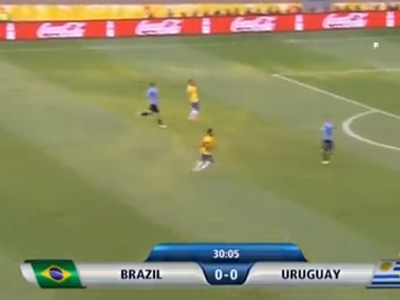 ... e a bola viaja até a área do time uruguaio, que nem se esforça,... ... e a bola viaja até a área do time uruguaio, que nem se esforça,...