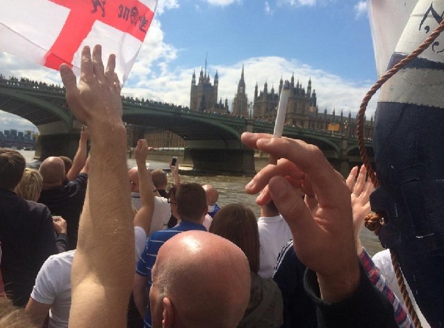 Torcedores do Millwall atravessam de barco o Tâmisa a caminho do estádio do Fulham Torcedores do Millwall atravessam de barco o Tâmisa a caminho do estádio do Fulham