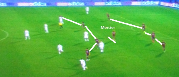 San Lorenzo no 4-1-4-1 com Mercier entre as linhas de quatro à frente da área adversária negando espaços ao Real Madrid.