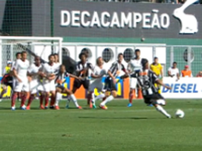 Ronaldinho ainda não colocou a bola em jogo e Leo Silva já se mete entre os tricolores