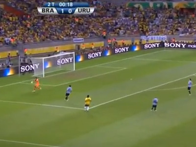...no corredor da esquerda, longe do endereço e Muslera recolhe a bola ...no corredor da esquerda, longe do endereço e Muslera recolhe a bola