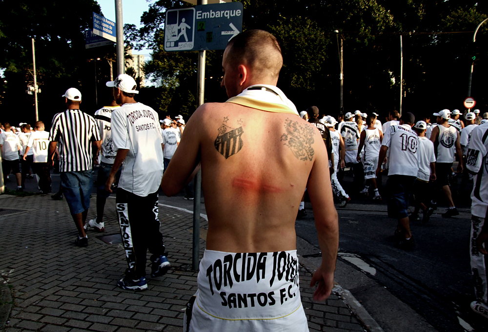 Torcedores do Santos chegando ao estádio sob a escolta da polícia militar Torcedores do Santos chegando ao estádio sob a escolta da polícia militar