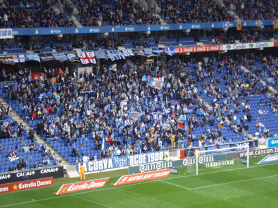 Espanyol não costuma lotar o estádio, mas torcida agita mais que a do Barça Espanyol não costuma lotar o estádio, mas torcida agita mais que a do Barça
