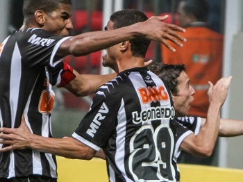 Léo Silva comemora com Leonardo e Bernard um dos gols do Atlético-MG