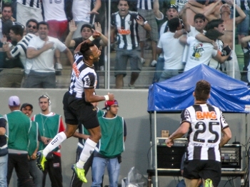 Fernandinho fez o único gol do jogo na vitória do Atlético-MG sobre o líder Cruzeiro