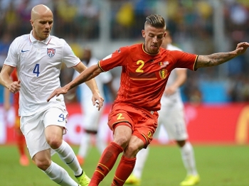 Bradley disputa bola com Alderweireld