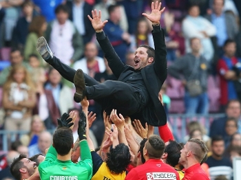 Diego Simeone foi celebrado pelos jogadores do Atlético de Madri após o título espanhol Diego Simeone foi celebrado pelos jogadores do Atlético de Madri após o título espanhol