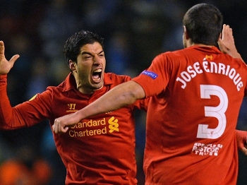 Suárez comemora gol com José Enrique no jogo entre Liverpool e Zenit