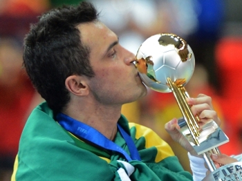 Falcão Beija Taça Copa do Mundo Futsal 2012 Malásia 18/11/2012 Falcão Beija Taça Copa do Mundo Futsal 2012 Malásia 18/11/2012