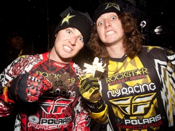 Caleb (esquerda) dividiu o pódio do Snowmobile Freestyle em 2012 com seu irmão Colten Caleb (esquerda) dividiu o pódio do Snowmobile Freestyle em 2012 com seu irmão Colten