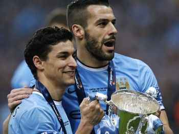 Navas e Negredo seguram o troféu da Copa da Liga Navas e Negredo seguram o troféu da Copa da Liga