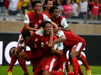 Atletas do Taiti comemoram gol do Taiti contra a Nigéria